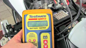 Batterien unterliegen je nach Beanspruchung, Bauart unf Pflege dem Verschlei�. Der ungef�hre Zustand der Batterie kann mit einem Tester gemessen werden.