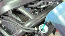 K�hlfl�ssigkeit ist komplexe Chemie. Sie soll die Motorbauteile sch�tzen, frostsicher und hitzebest�ndig sein, nicht sch�umen und Schadstoffe aufnehmen. Moderne K�hlmittel k�nnen das vier Jahre lang.