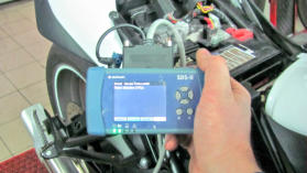 Routinem��ig werden Motor- und ABS-Steuerger�te auf aktuelle oder fr�her aufgetretene Fehler gepr�ft