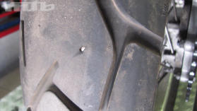 Die Reparatur von Motorradreifen ist unter bestimmten Umst�nden zul�ssig, meist aber eine heikle Angelegenheit. Bei schlauchlosen Reifen an gr��eren Motorr�dern mach wir das nicht.