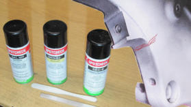Haarrisse in Aluminiumrahmen sind schwerzu erkennen. Die Indikatorfl�ssigkeit des Spotschecksystems dringt in die Haarrisse ein und ein Etwickler macht sie sichtbar.