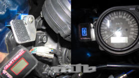 Bei dieser ZX9 haben wir eine Halterung links neben den Armaturen angebracht. Die Klettverbindung reicht f�r das kleine Bauteil aus.