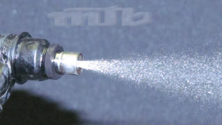 Auch die D�sen von Eispritzventilen k�nnen sich zusetzen. Weist das Spritzbild Unregelm��igkeiten auf kommt es zur Gemischabmagerung und l�ngerfristig zum Motorschaden.