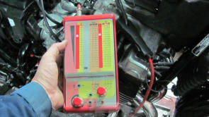 Viele elektronische Bauelemente arbeiten mit extrem kurzen Spannungsimpulsen, die von einfachen Messinstrumenten nicht dargestellt werden k�nnen. Man braucht ein Spitzenspannungsmessger�t.
