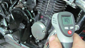 Ein ber�hrungsloses Temperaturmessger�t ist das Fieberthermometer des Mechanikers.